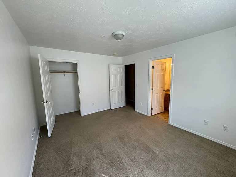 915 NW Maggie Ct #B — Photo 18