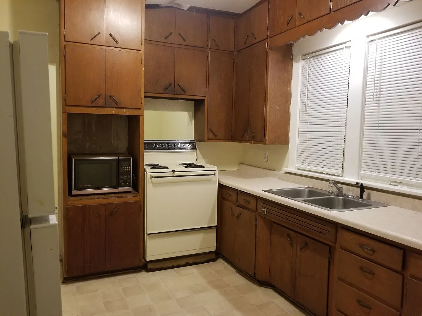720 W 9th St - * — Photo 3