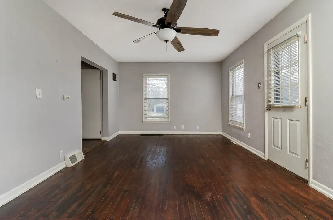 10x20 living room with 4 large windows for natural light - 701 E Buchanan St