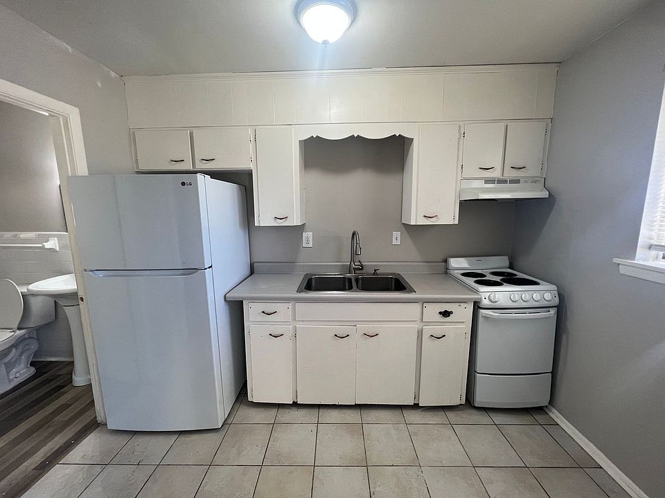 2nd image of 907 Stevens Ct NE APT 4