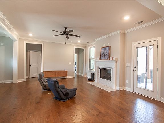 4th image of 371 Barksdale Ln