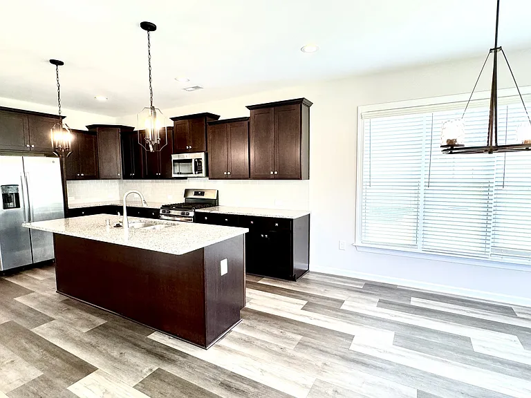 1135 Overlake Dr — Photo 7