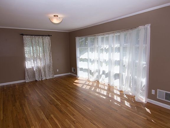 Living room w/lot of light