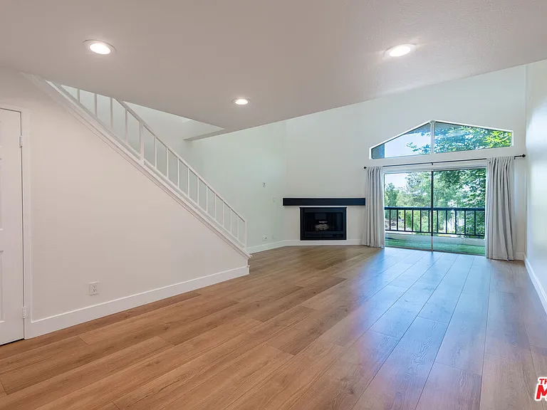 5500 Owensmouth Ave #328 — Photo 5