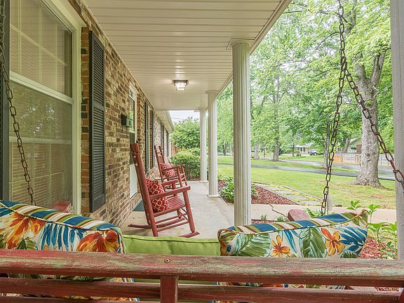 4th image of 2303 Camelot Cir