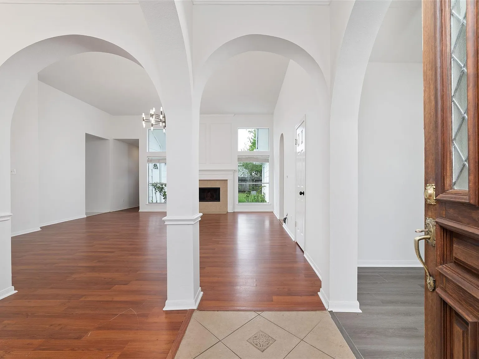 4 bed, 2.0 bath, 2438 sqft, $2,150 — Photo 4