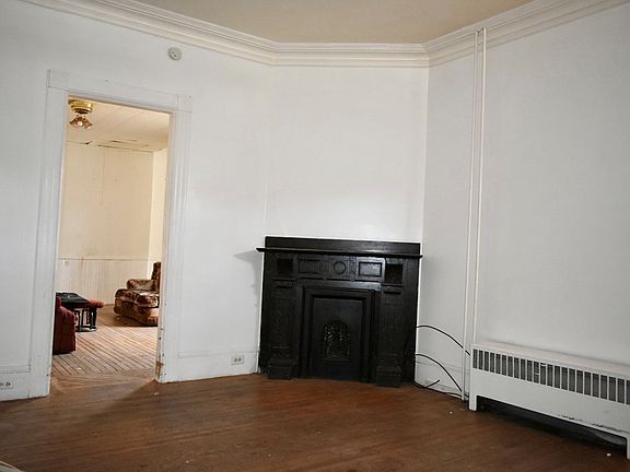 4th image of 319 York Ave