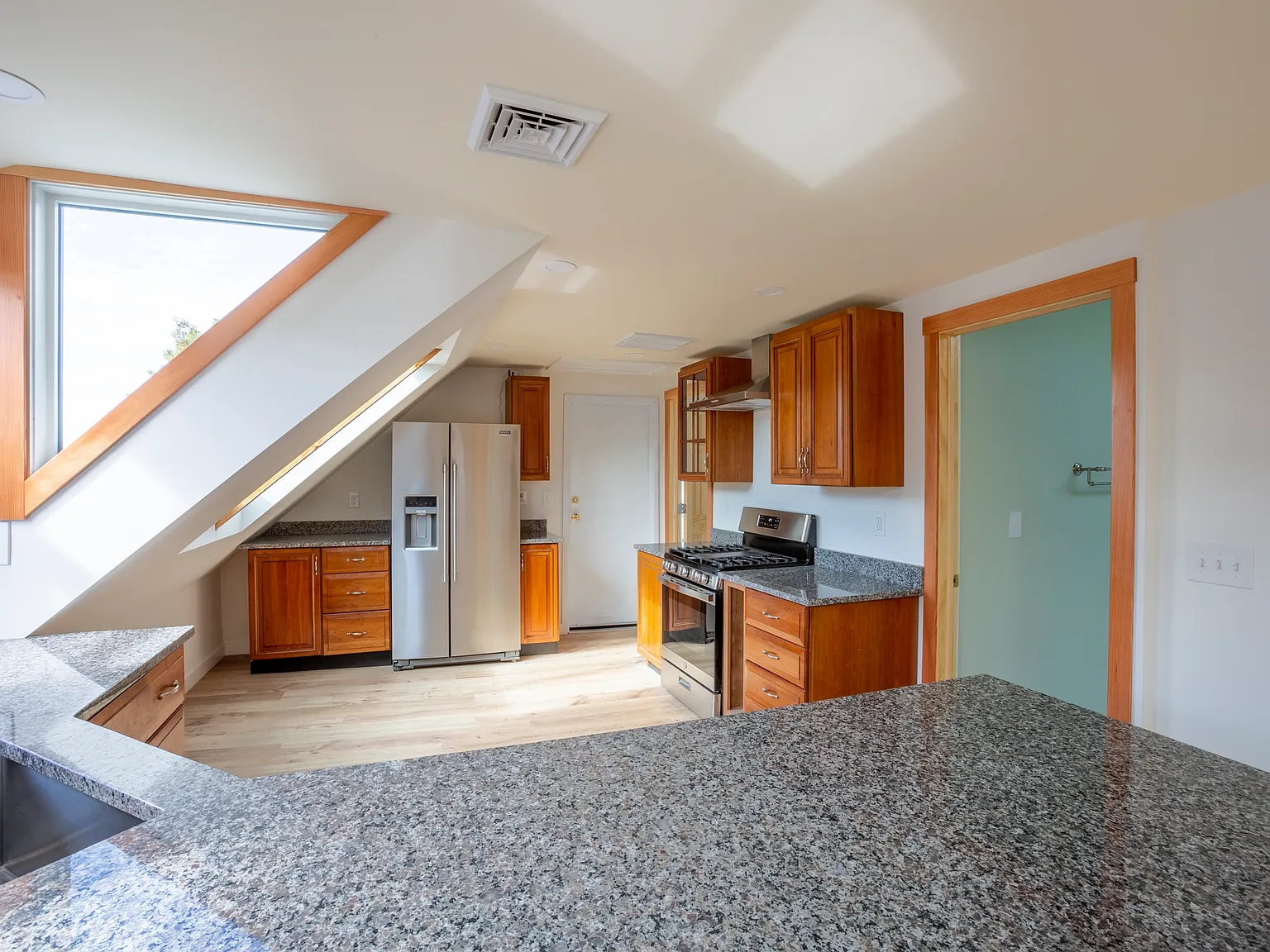 27 E Oxford St — Photo 4