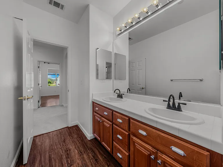 100 Portsmouth Dr — Photo 31