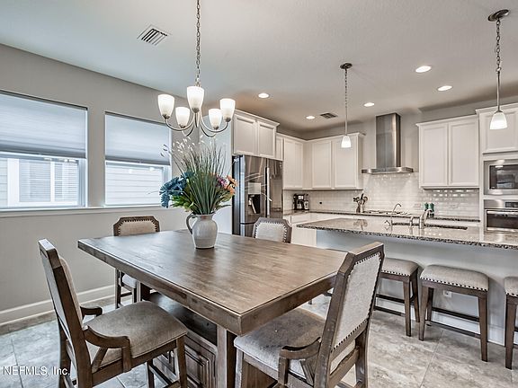 3rd image of 176 Dalton Cir