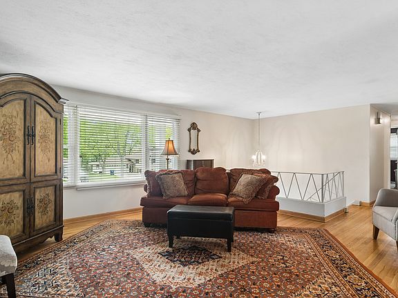 3rd image of 1029 Webster Ln