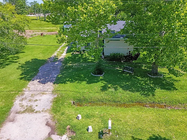 1208 Weyer St — Photo 35