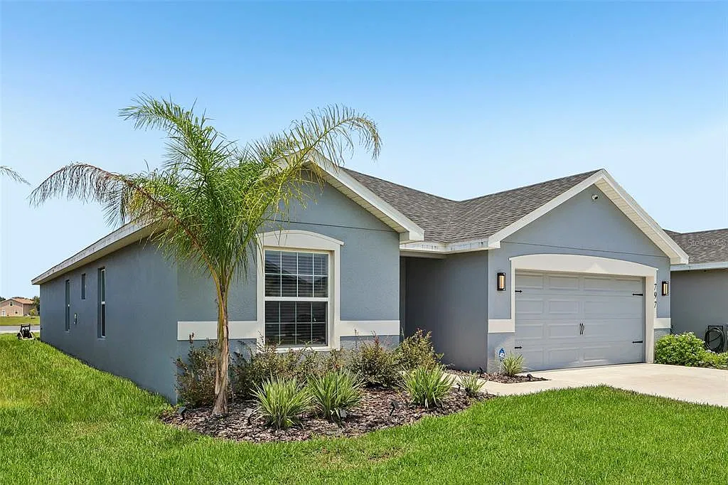 3 bed, 2.0 bath, 2005 sqft, $2,400 — Photo 2