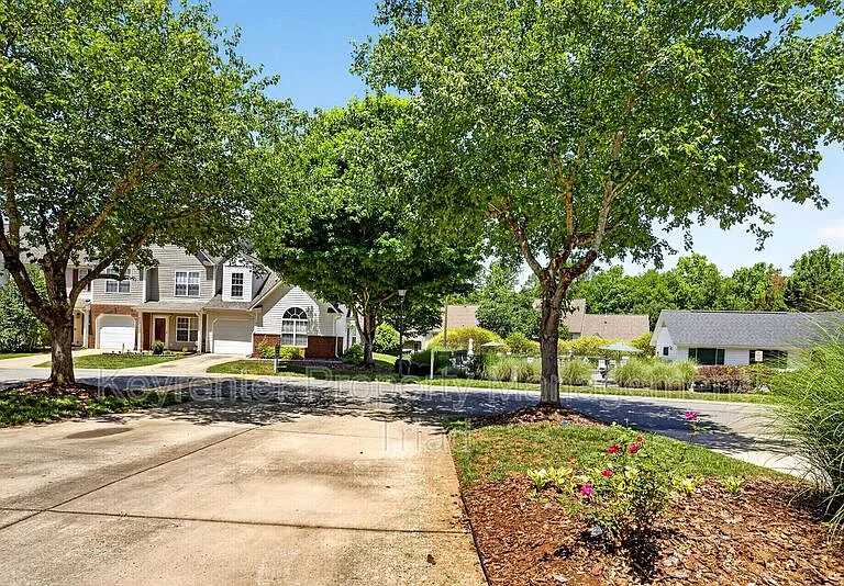 805 Creek Crossing Trl — Photo 26