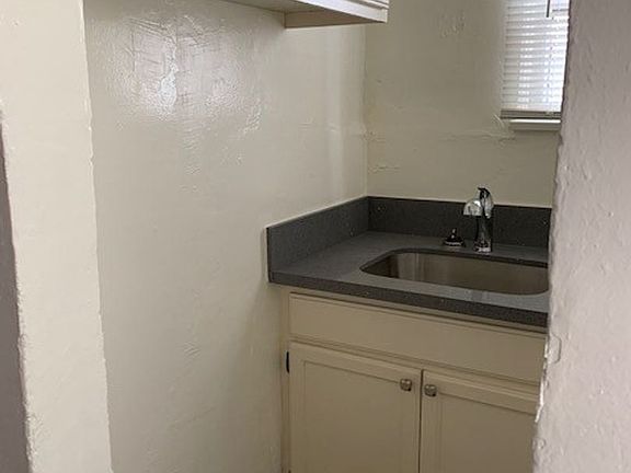 5th image of 1609 Beloit Ave APT 8