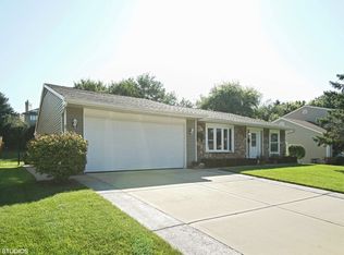735 Autumn Dr, Roselle, IL 60172