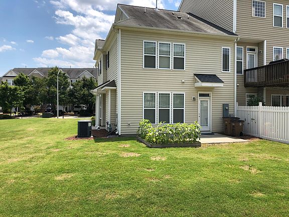 Backyard - plenty of space between you and your neighbors, l