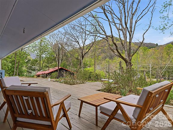 5th image of 36 Dogwood Dr