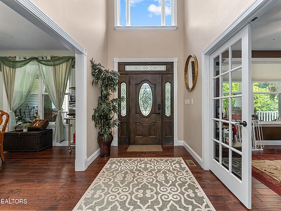 3rd image of 6828 Sunnyview Dr