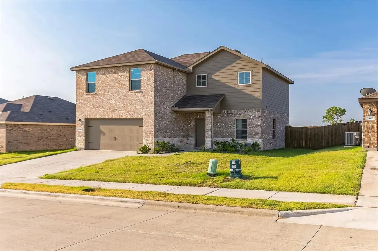 4 bed, 2.5 bath, 2262 sqft, $2,300 — Photo 3