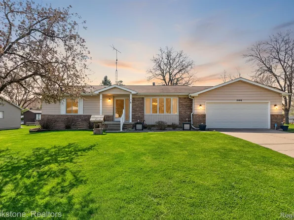 1086 Risecliff Dr, Grand Blanc, MI 48439