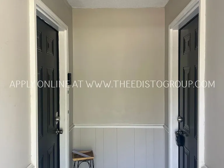 982-996 Hampton Dr NW — Photo 3
