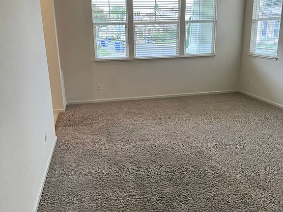 5th image of 74 Summerbrooke Cir