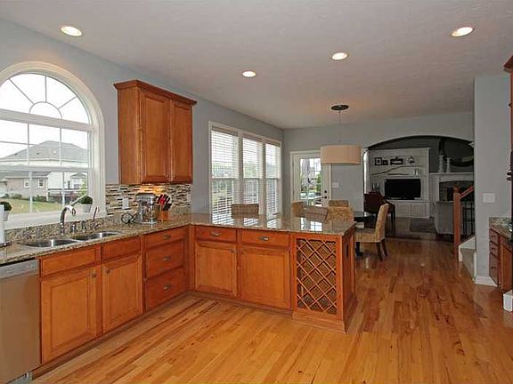 5th image of 16450 Oak Manor Dr