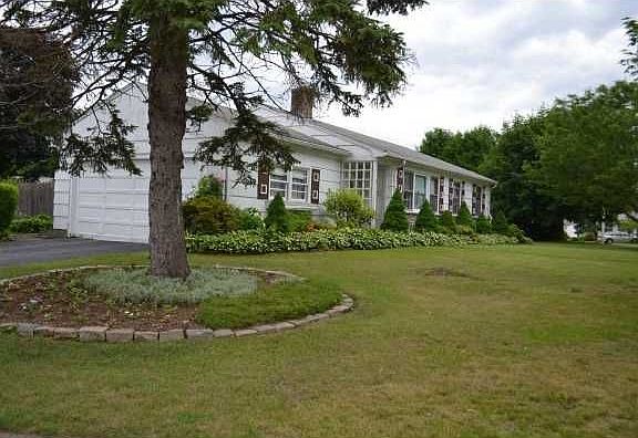3rd image of 2 Beachwood Dr