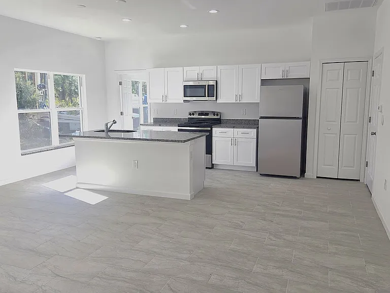 940 Sterling St E — Photo 9