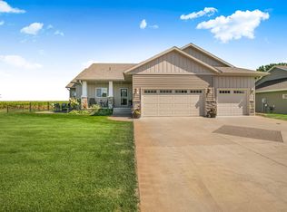 932 Waters Edge Cir, Avon, MN 56310
