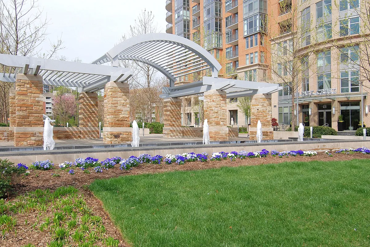Building Photo - 8220 Crestwood Heights Dr #203