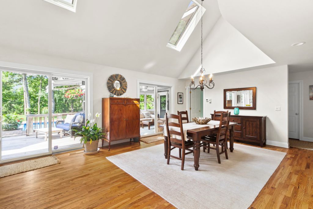  16' ceilings with skylights