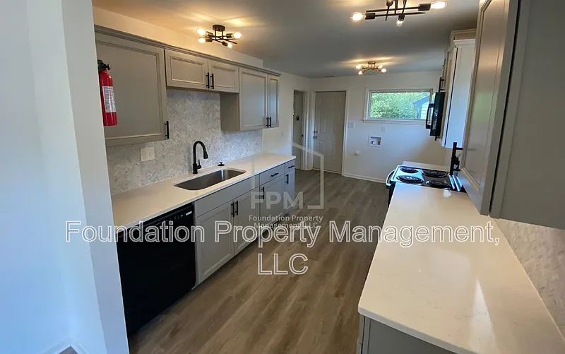 3 bed, 2.0 bath, 1118 sqft, $1,795 — Photo 4