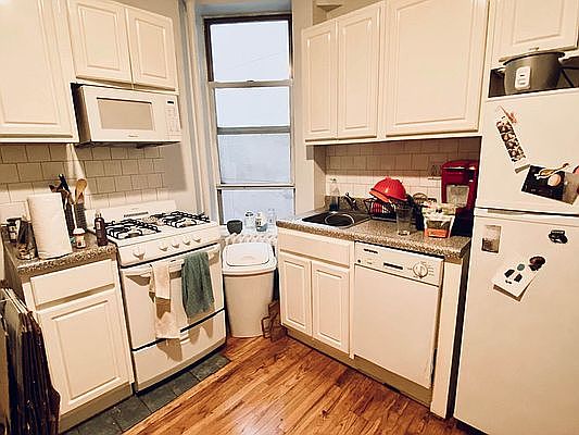 5th image of 208 E 7th St APT 4