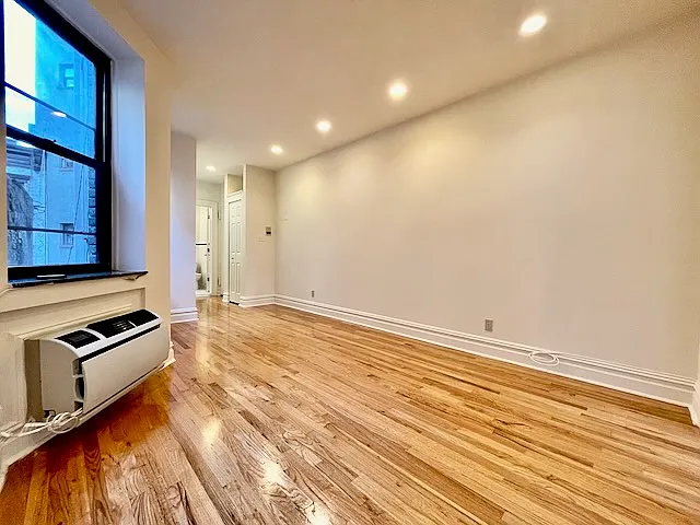 Building Photo - 19 Jones St #9