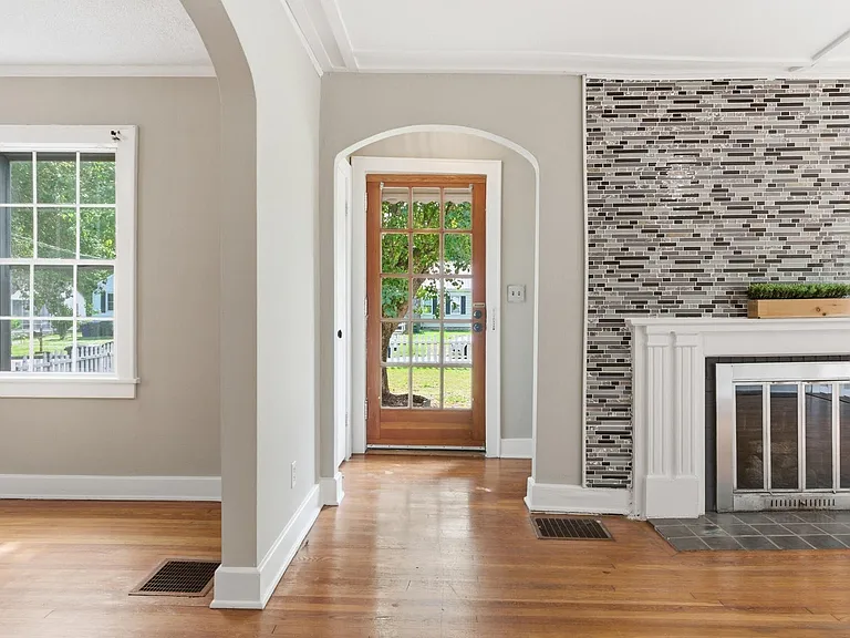 211 N Saint Marks Ave — Photo 2