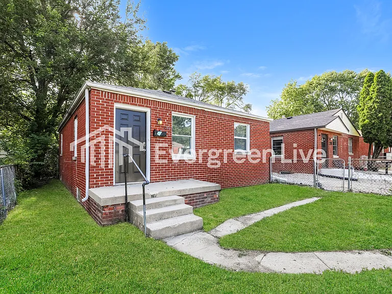 222 S Gladstone Ave — Photo 2