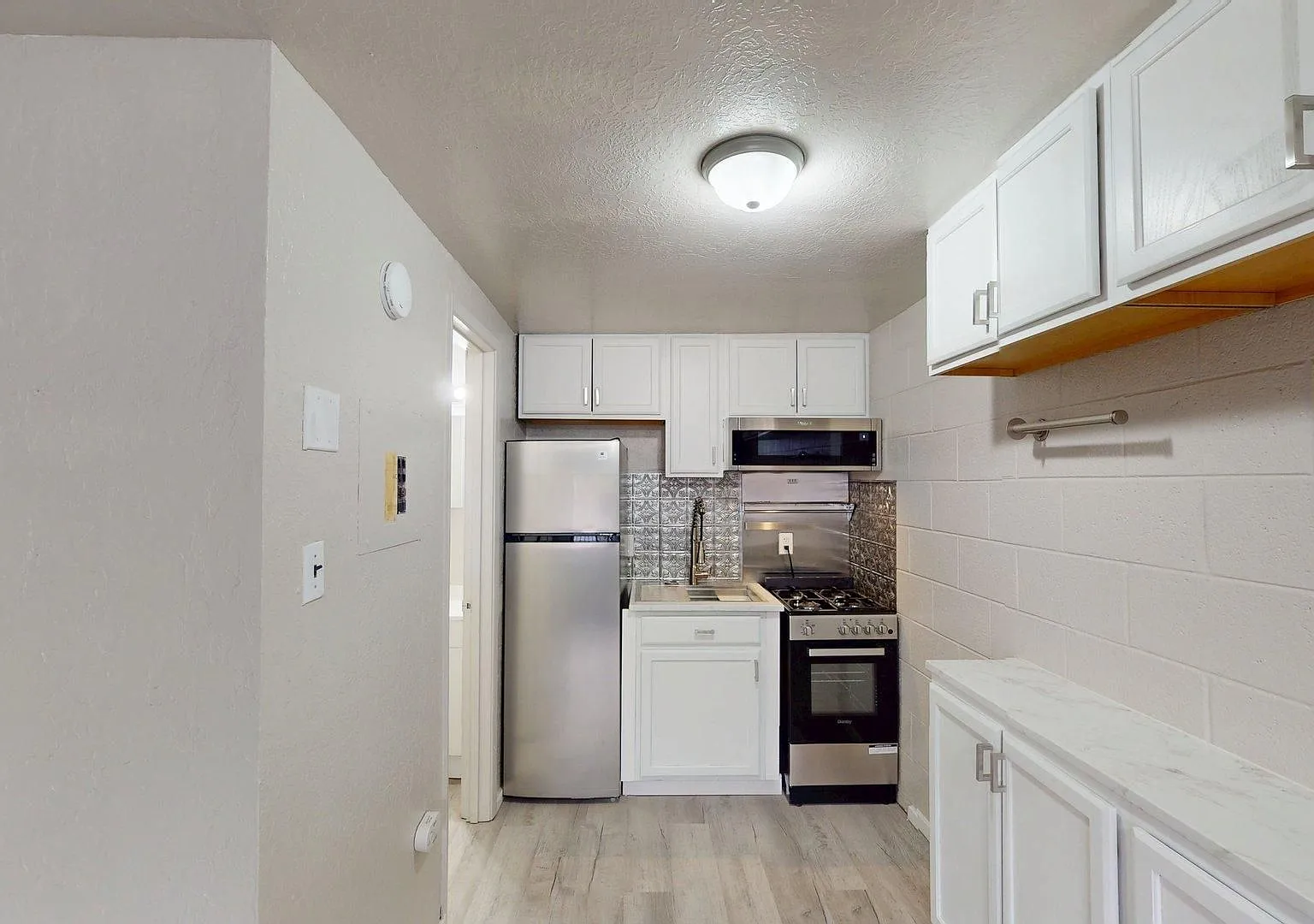 1601-1611 Gold Ave Se - Top End Renovated Studios 2 Blocks To Unm — Photo 2