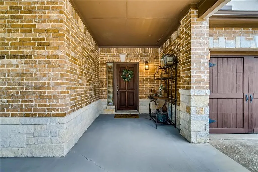 3 bed, 3.0 bath, 2758 sqft, $2,350 — Photo 2