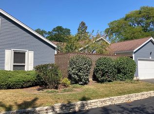 950 Dartmouth Dr, Wheaton, IL 60189