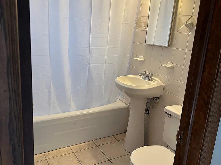 Yale Place Apartments — Photo 5