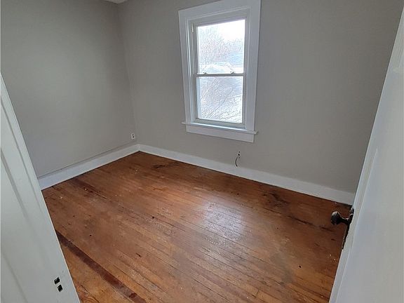 2nd image of 1863-1865 Emerson Ave