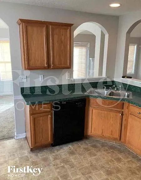 50 Oakbrook Ln — Photo 5