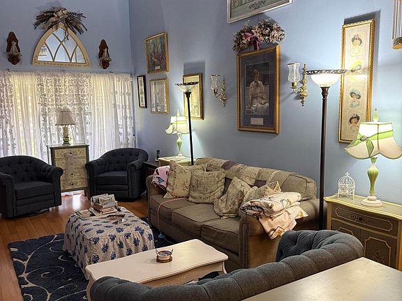4th image of 2103 Maplewood Dr