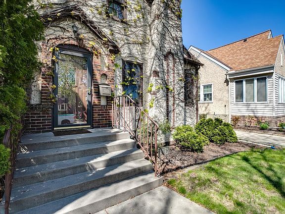 3rd image of 2075 Eleanor Ave