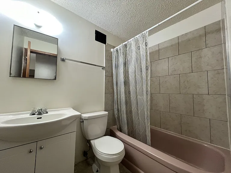 2249 Cornwall St — Photo 24