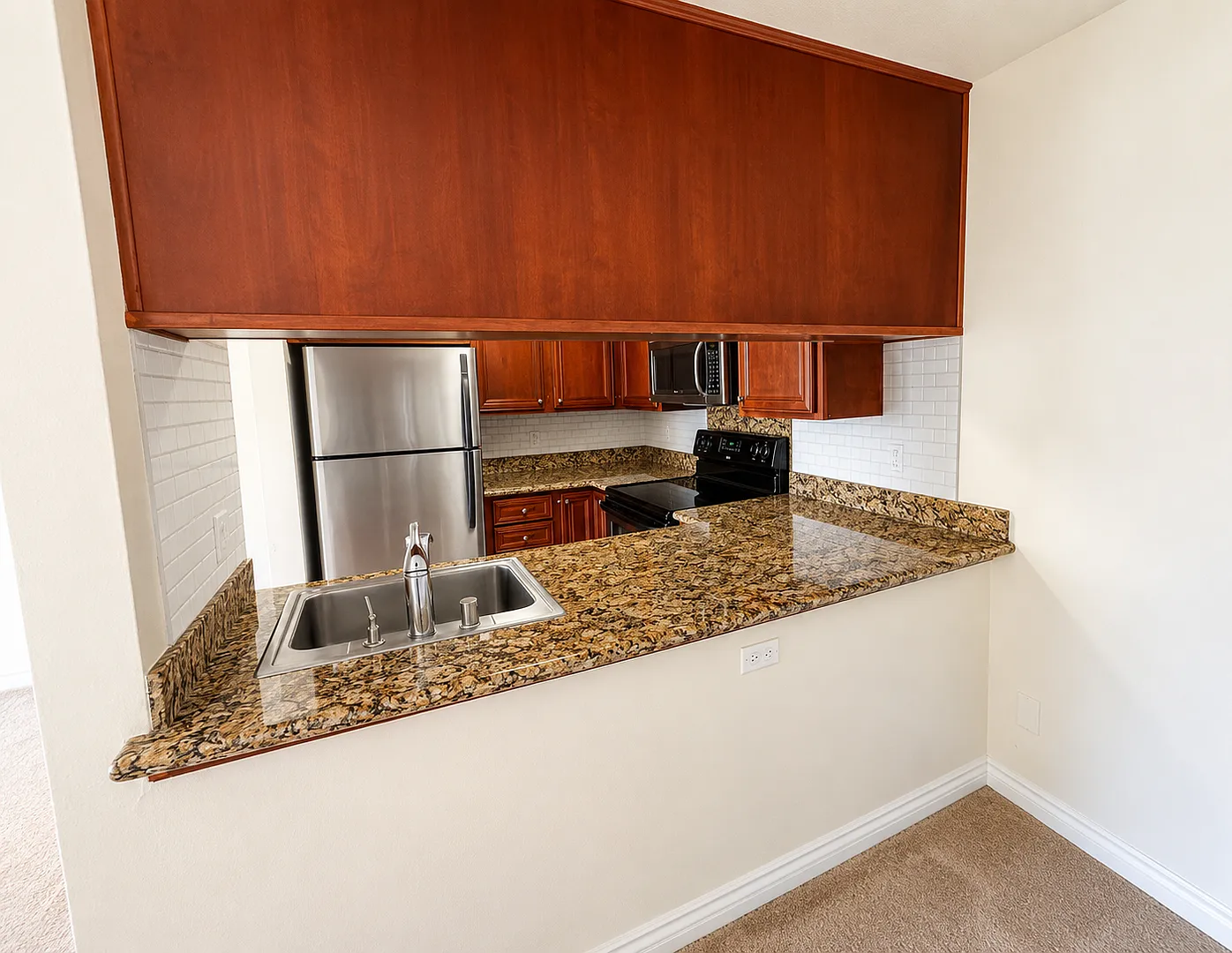 Charming 1 Bedroom Condo in Prime Hillcrest Location Available Now! — Photo 4