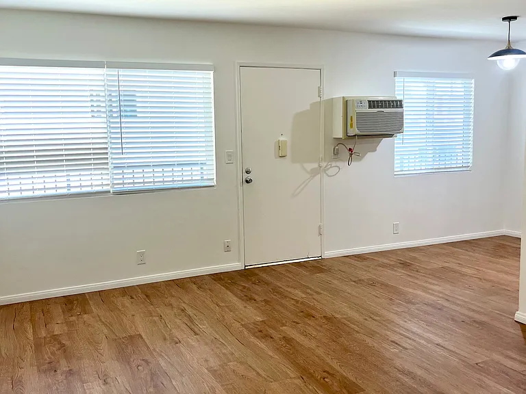 950 Magnolia Ave #25 — Photo 2
