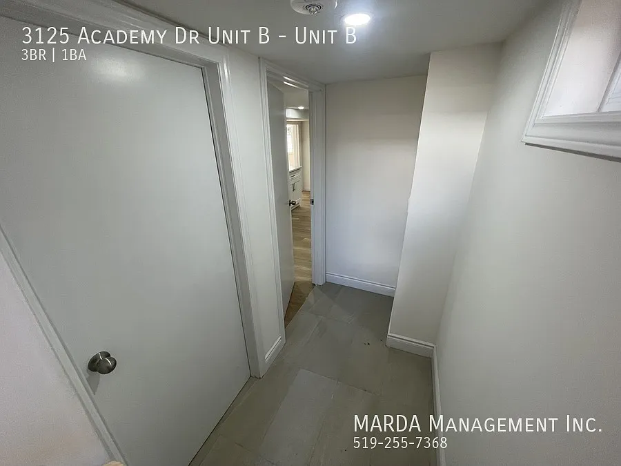 Renovated 3 Bed/1 Bath Lower Unit + Hydro, 40% Gas & 40% Water! — Photo 2